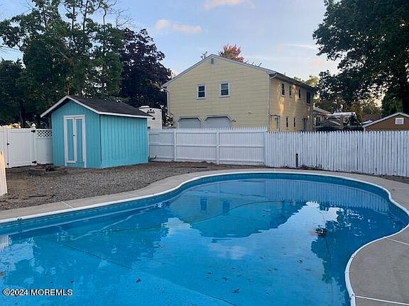 3rd image of 437 Beachwood Boulevard