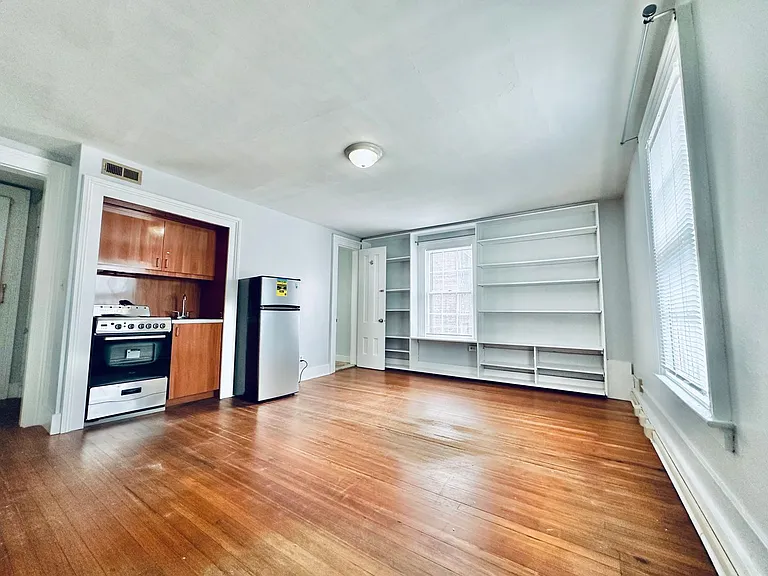 271 Crown St — Photo 2