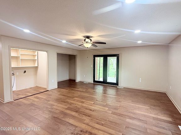 5th image of 2135 Long St