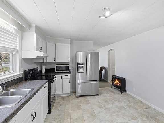 4th image of 106 E Thompson St