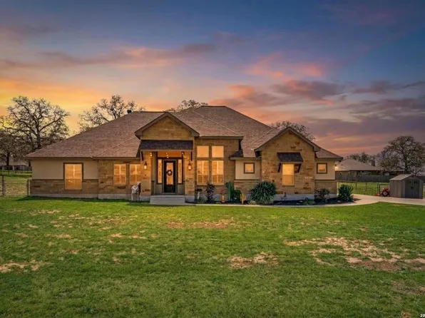 380 Abrego Lake, Floresville, TX 78114