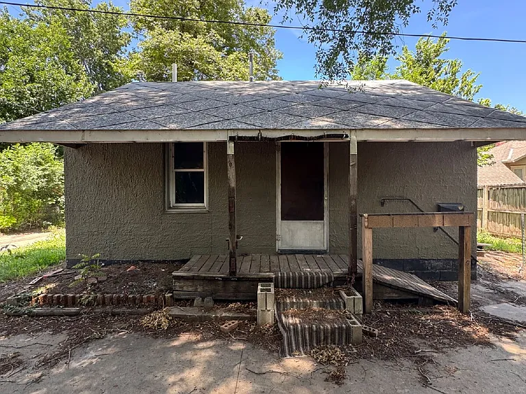 1939 N Fairview Ave — Photo 2