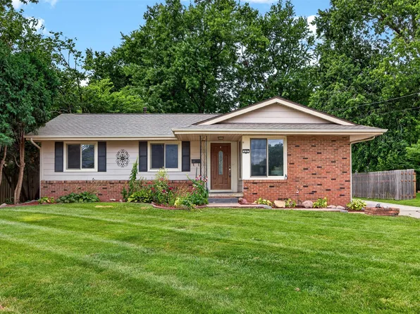 832 12th St, West Des Moines, IA 50265