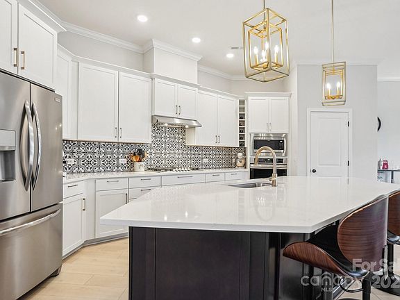 4th image of 2522 Lola Ave