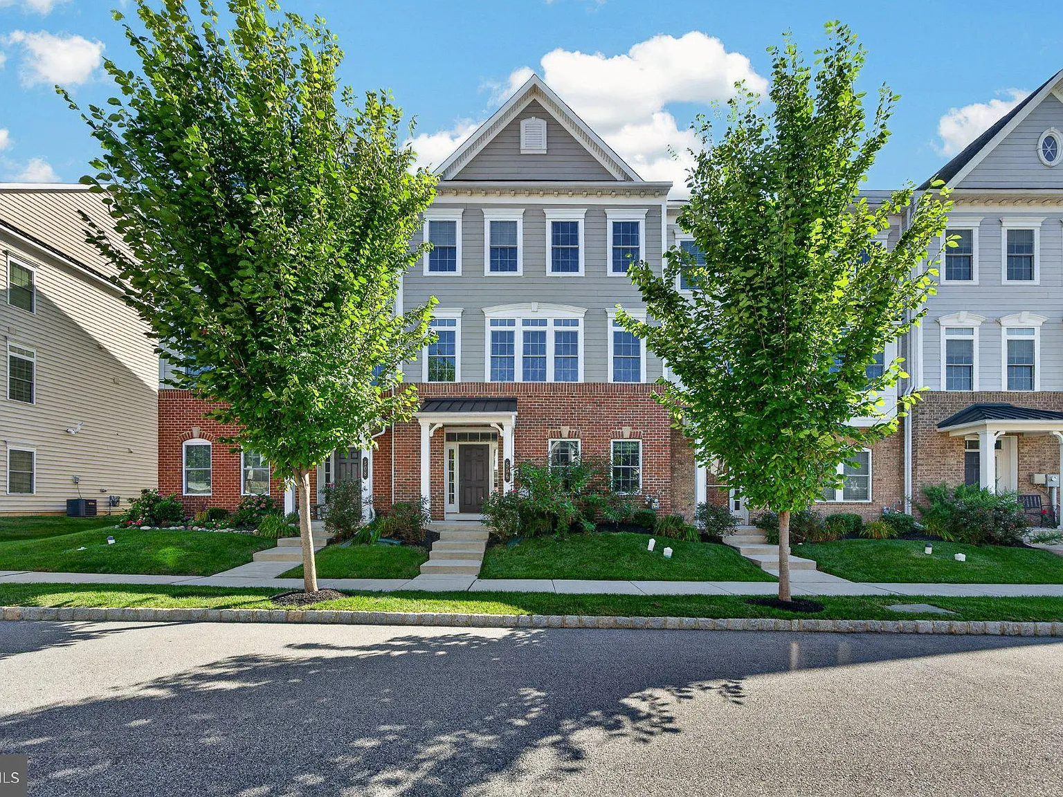 5 bed, 4.5 bath, 4124 sqft, $4,600 — Photo 2