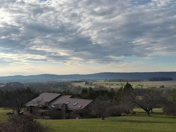 8C Mountain Rd, Sugarloaf, PA 18249