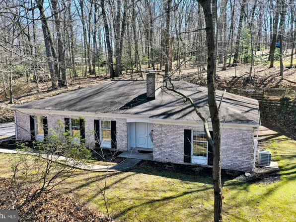 19 Edgehill Rd, Hershey, PA 17033