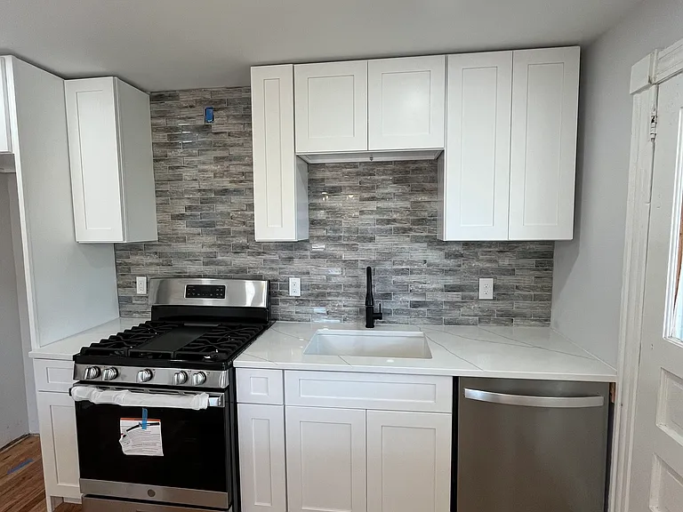 214-216 W Madison St #217 — Photo 3