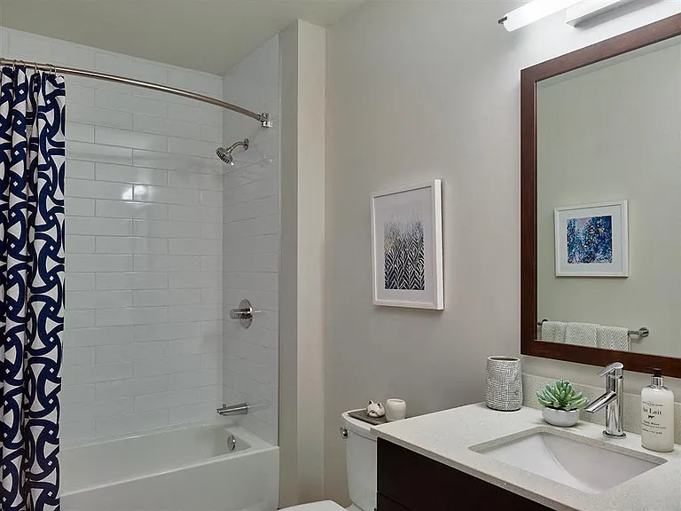 Bathroom tub