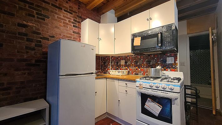 2nd image of 76 Forsyth St #10
