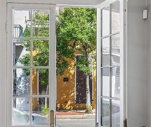 5th image of 416 Burgundy St APT 1