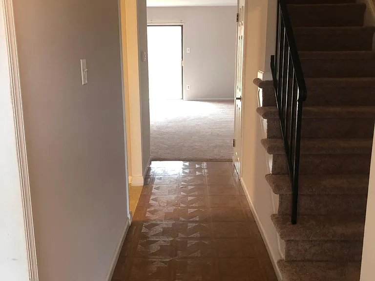 131 Caernarvon Ct — Photo 4