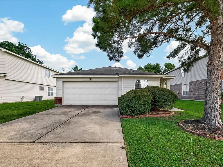 19119 Yaupon Ranch Dr — Photo 1