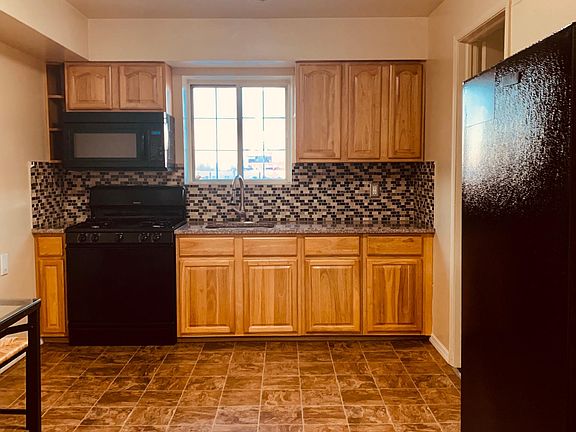 3rd image of 989 Forest Ave Floor 2