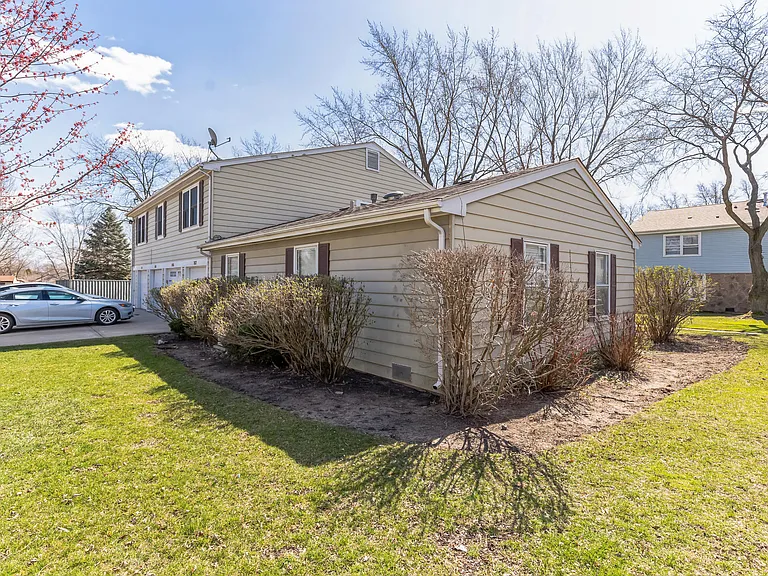 307 Farmington Ln — Photo 3
