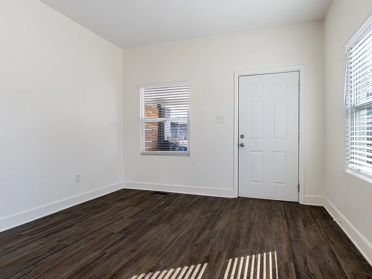 408 E Beecher St — Photo 2