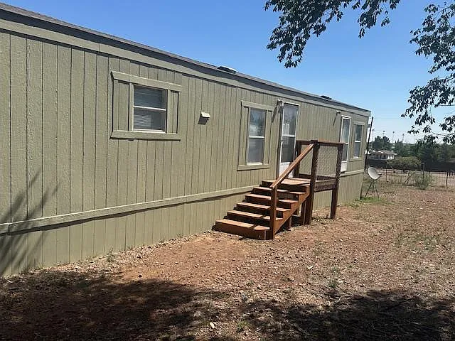 3 bed, 1.5 bath, 1320 sqft, $1,000 — Photo 1