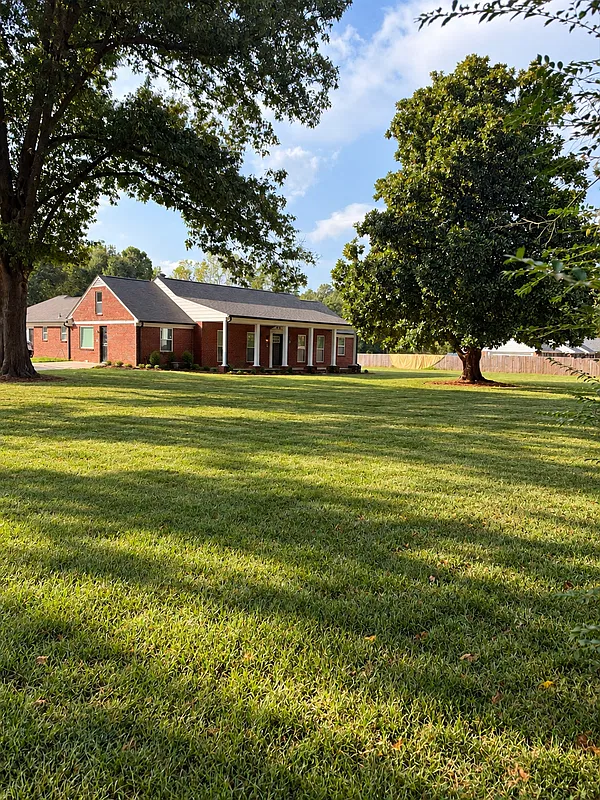 5 bed, 2.0 bath, 2300 sqft, $2,500 — Photo 1