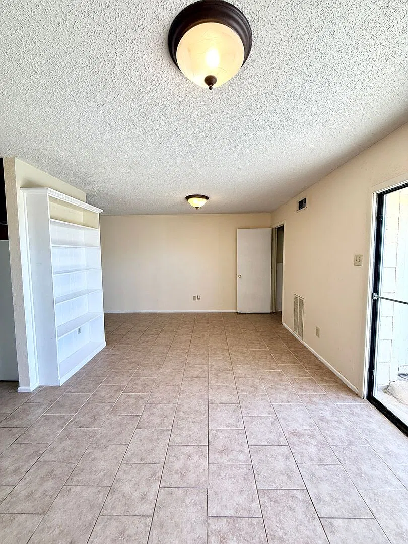 CD 1503 Bradley Street — Photo 4