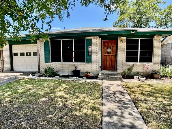 1013 Laredo St, Sinton, TX 78387