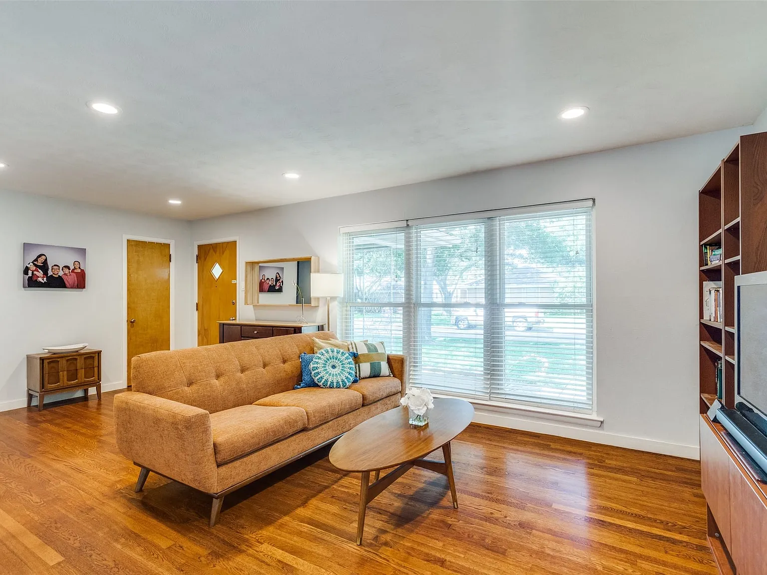 3 bed, 2.0 bath, 1320 sqft, $2,900 — Photo 2