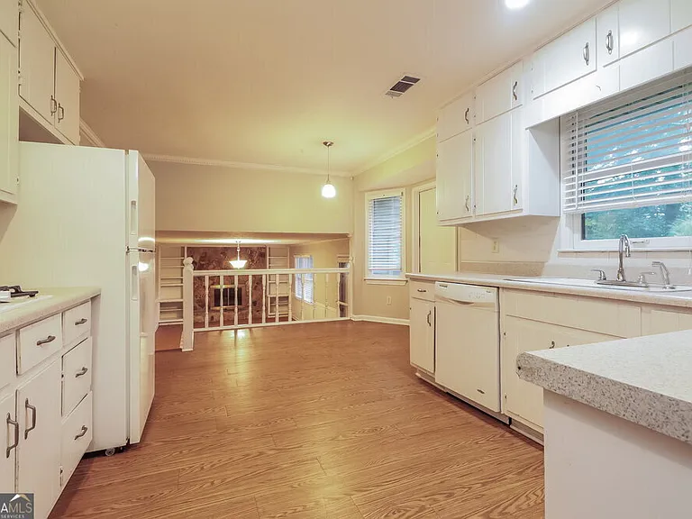 564 Clubhouse Dr SE — Photo 8