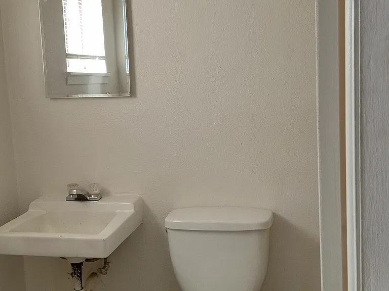 8th Ave Apartments — Photo 6