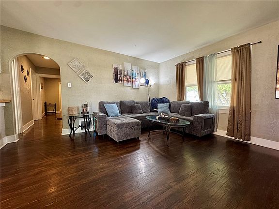 3rd image of 3233 Champaign Ave