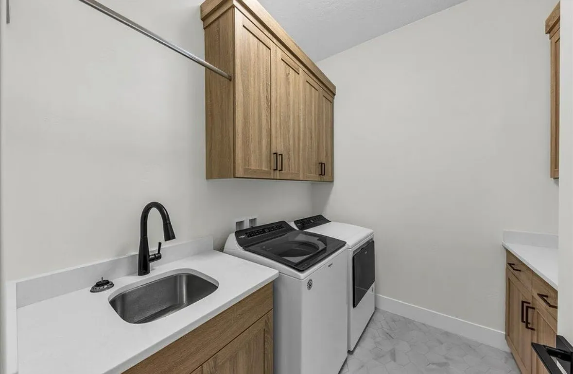 5 bed, 3327 sqft, $750 — Photo 3