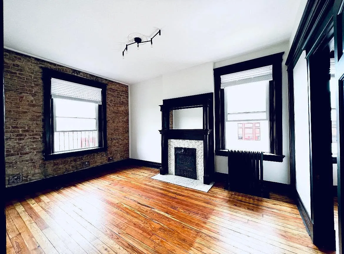 35 E 8th St — Photo 2