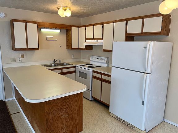 3rd image of 150 Songbird Dr APT 4