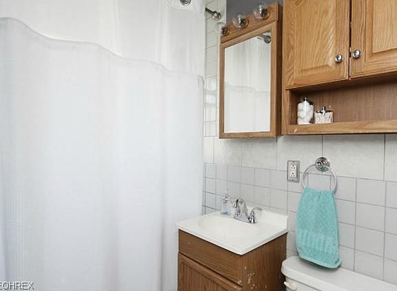 5th image of 225 Erskine Ave