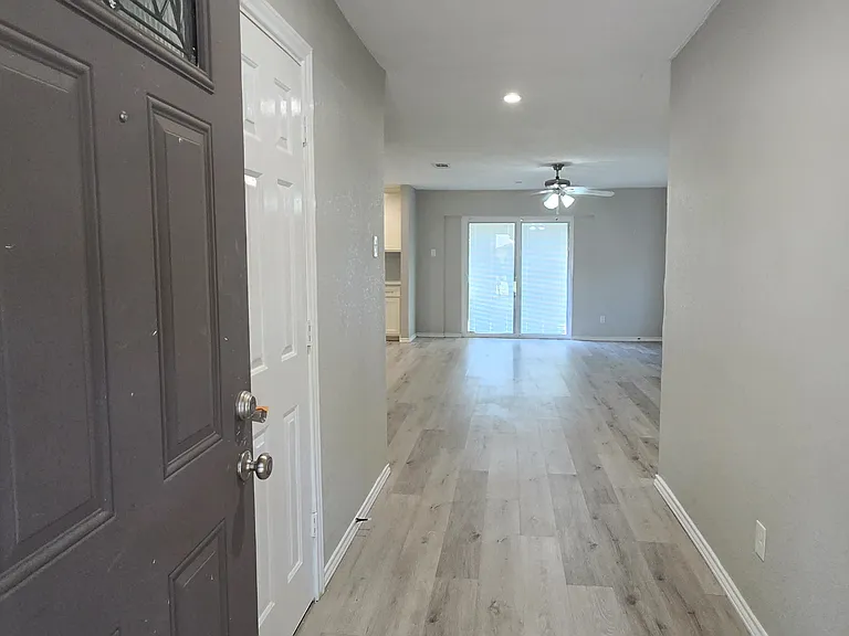 1129 Pioneer Ln — Photo 2