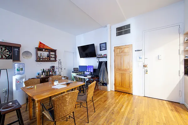 Rented by R New York | media 33