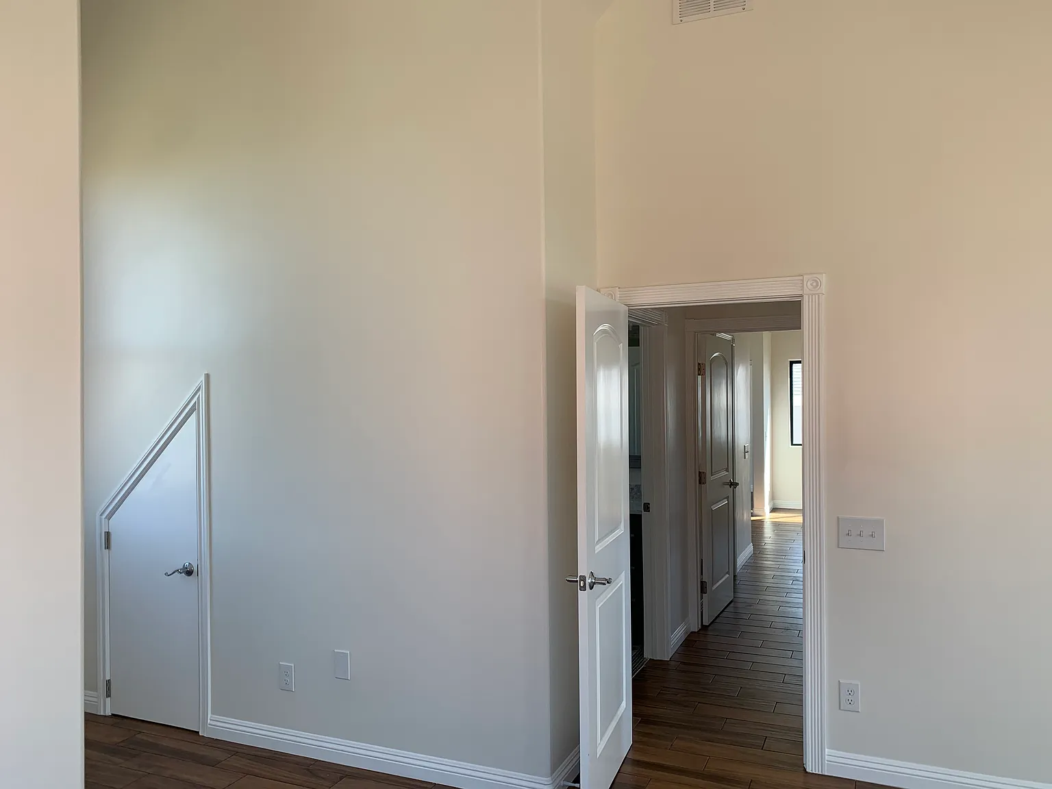 3 bed, 2500 sqft, $3,650 — Photo 2