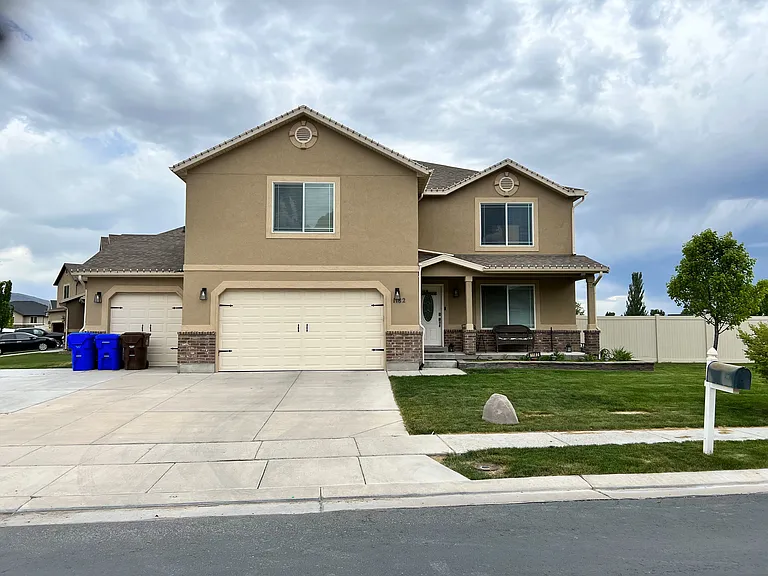 1182 E Searle Ln — Photo 1