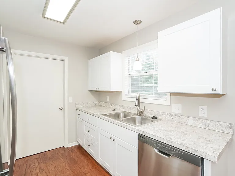 581 Woodcrest Dr — Photo 6