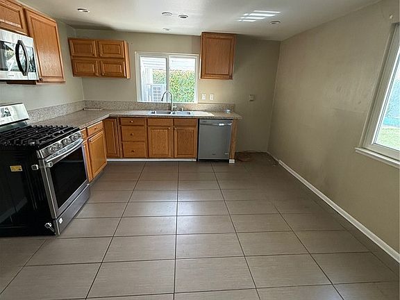 3rd image of 2002 Malcolm St