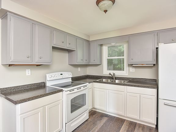 3rd image of 75 SE River Rd