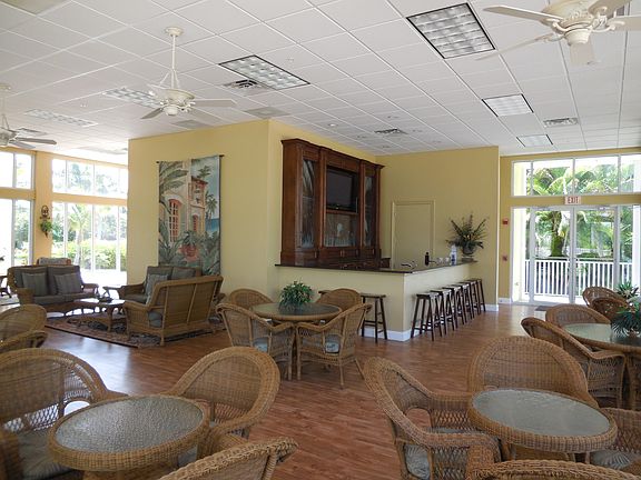 Clubhouse w/bar, large TV