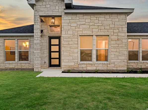 100 W MEDIUM MEADOW DR, Lytle, TX 78052