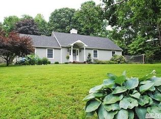 5 Saint Andrews Dr, Huntington, NY 11743