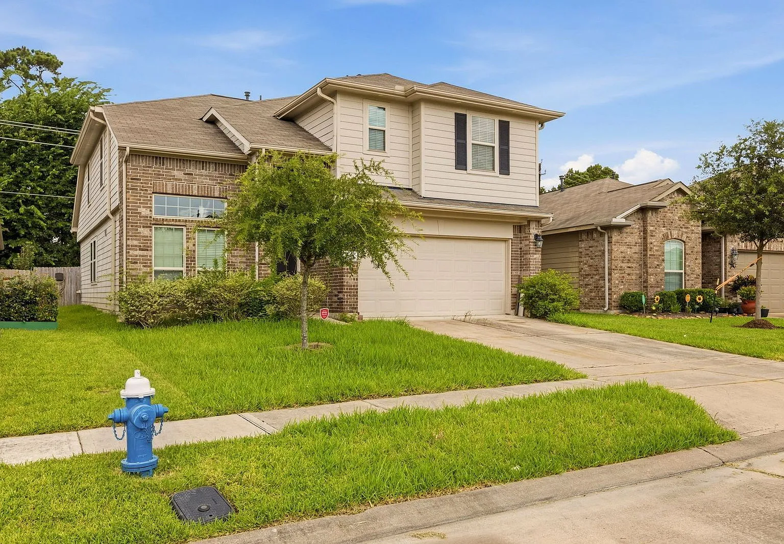 4 bed, 2.5 bath, 2893 sqft, $2,200 — Photo 1