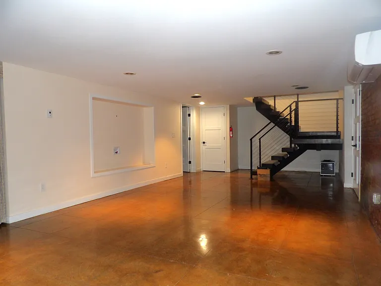 131 Montgomery St — Photo 17