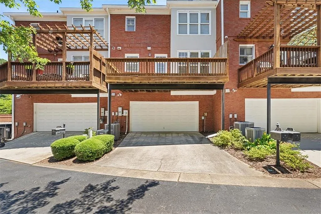 3 bed, 3.5 bath, 1150 sqft, $3,100 — Photo 3