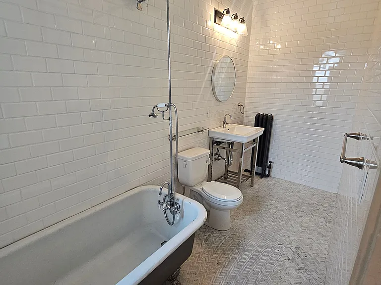 West Franklin Avenue Apartments — Photo 14