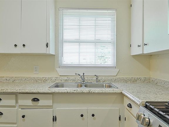 5th image of 1009 Bell Dr
