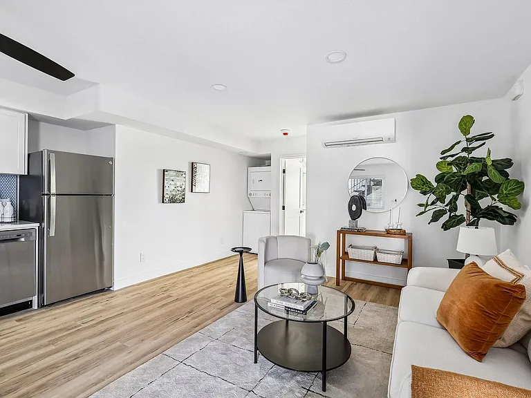 The Crest |NEWLY Renovated Studios, Lofts, 1, 2 & 3 Bedroom Homes Near the Beach — Photo 17