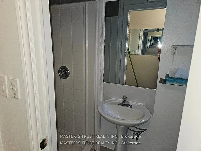 69 Grove Park Cres — Photo 4
