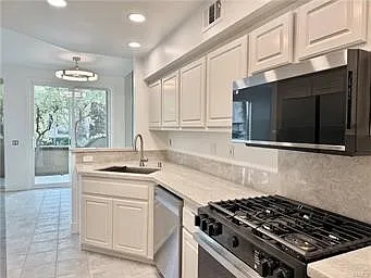 2 bed, 2.5 bath, 1093 sqft, $3,800 — Photo 4